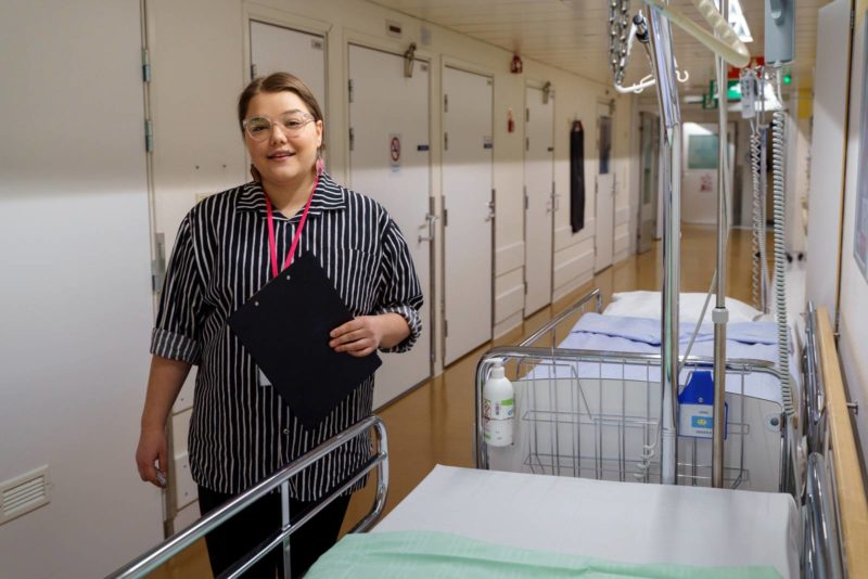 Sosiaalityöntekijä Vera Fiorentino sairaalan käytävällä