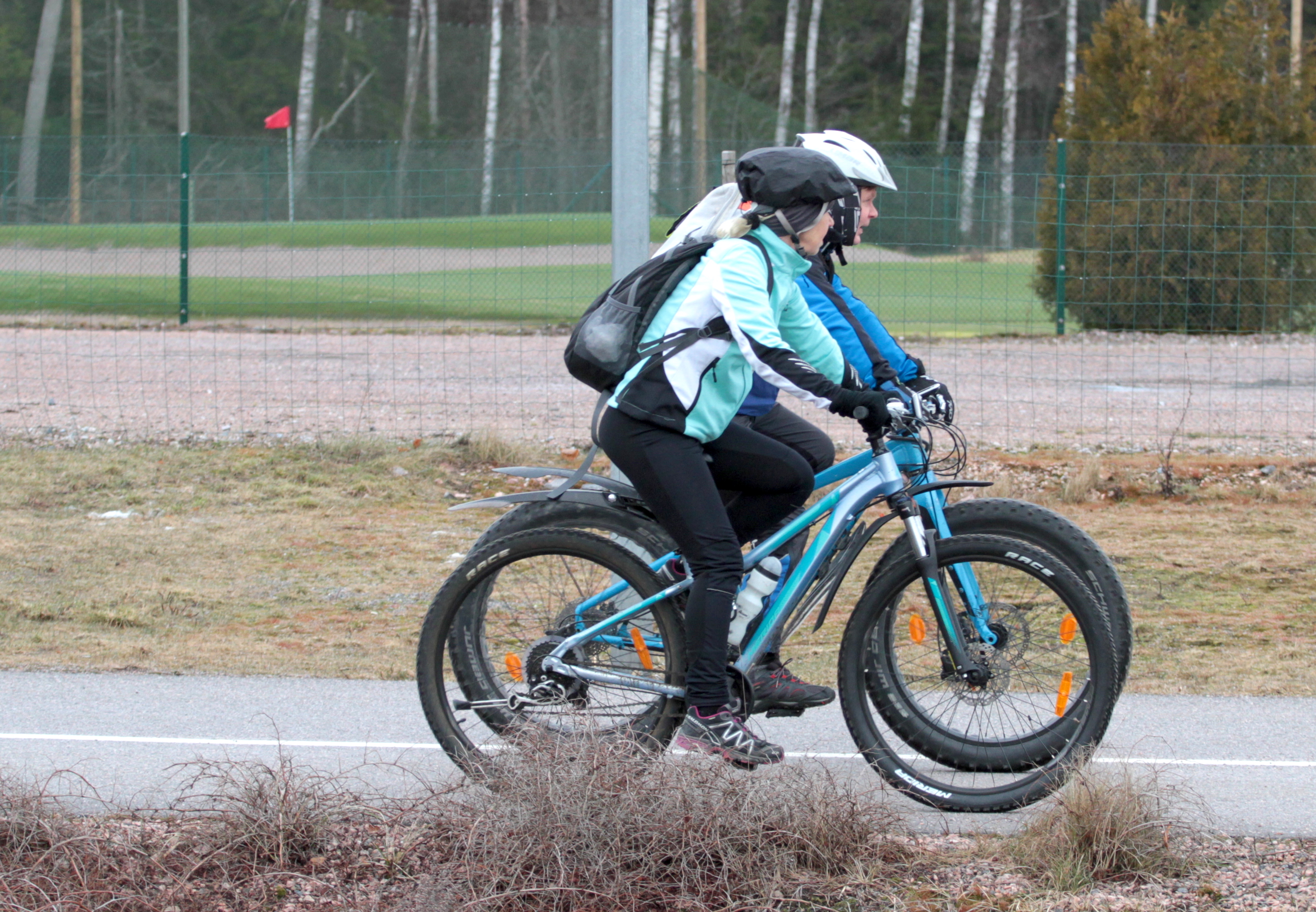 Kaksi pyöräilijää Paloheinässä Helsingissä