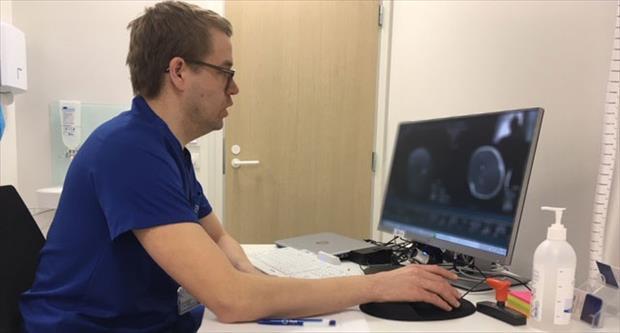 Plastiikkakirurgi Juha Kiiski videotapaamisessa potilaan kanssa.