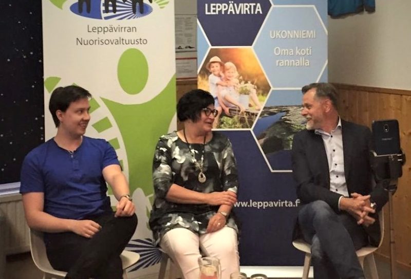 Leppävirran nuorisovaltuuston puheenjohtaja Ville Soininen, sivistysjohtaja Sari Ihalainen ja kunnanjohtaja Matti Raatikainen.