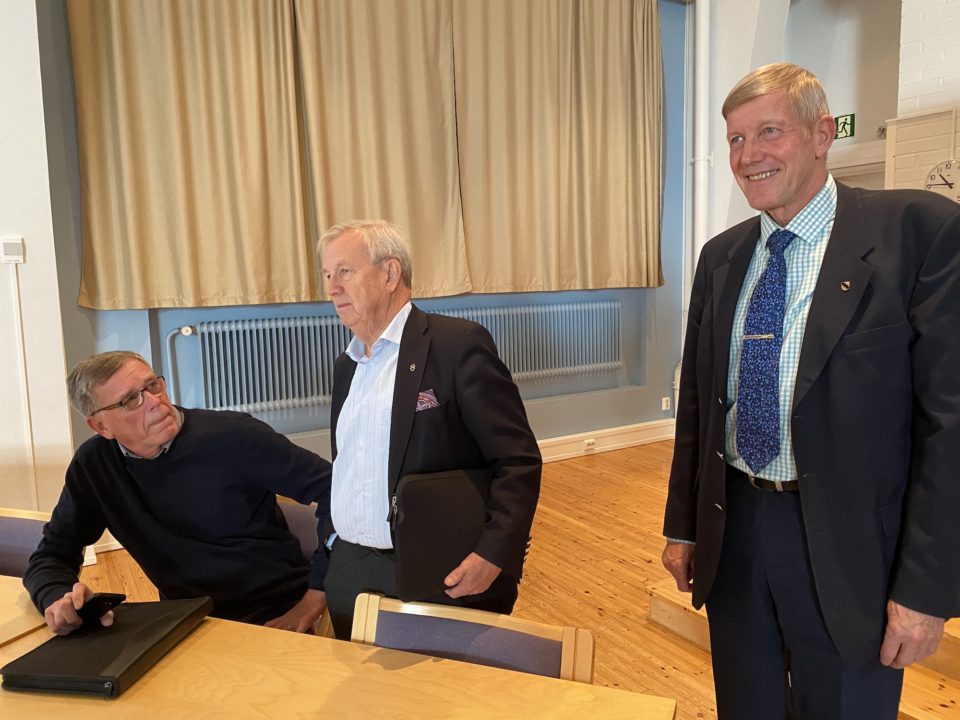 Sosterin päättjäistä Ari Silvennoinen, Pekka Nousiainen ja Ahti Myllys hymyilevät pöydän ääressä