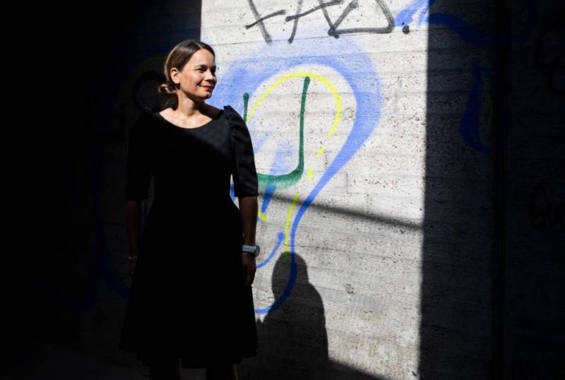 Mari Puoskari graffitiseinän edessä