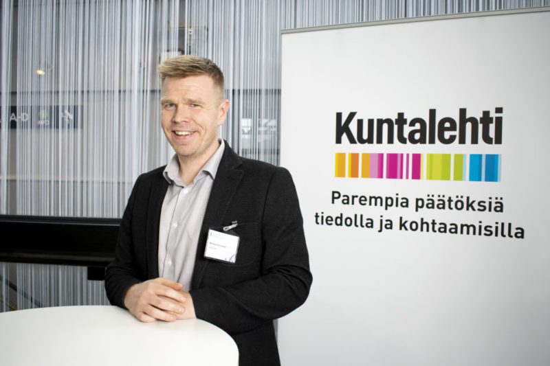 Markus Hirvonen Kuntalehden standillä kuntajohtajapäivillä 2019.