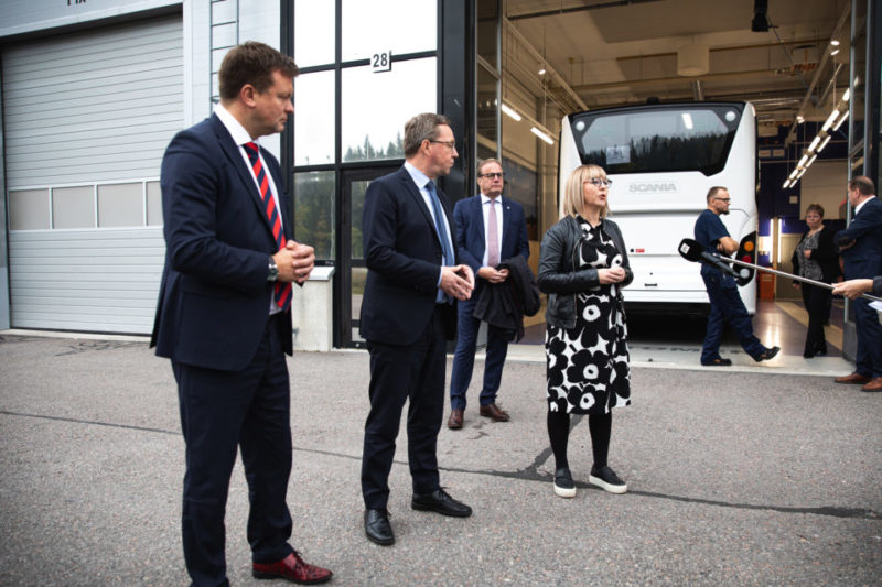 ministerit Ville Skinnari, Mika Lintilä ja Aino-Kaisa Pekonenlahden bussikoritehtaalla
