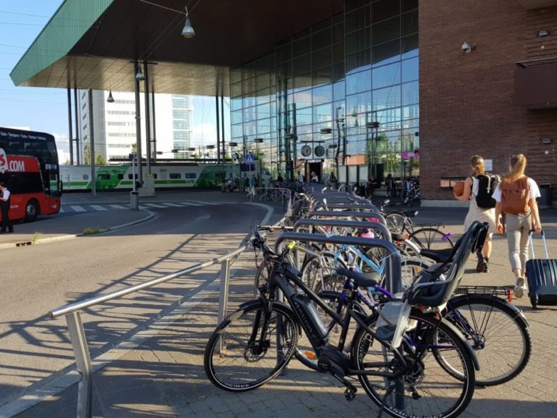 Pyöräparkki Jyväskylän matkakeskuksen edessä