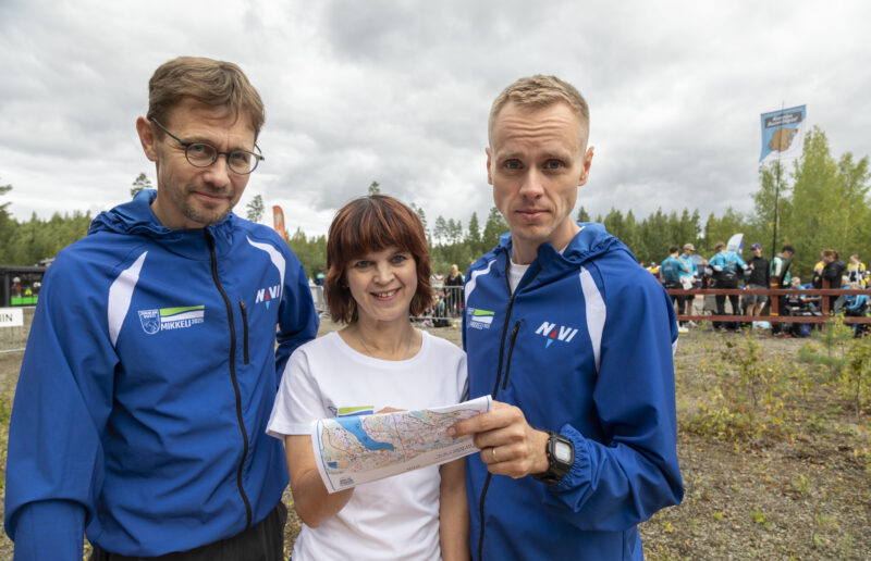 Mika Ahola, Mervi Simoska ja Juho Siikilä nauttivat Esi-Jukolan tunnelmasta elokuussa ja tekivät varmistuksia varsinaista viestiä varten.