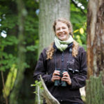 Luonnonsuojelutyöntekijä Emma Kosonen tarvitsee usein kiikareita, sillä muun muassa lintujen laskennat kuuluvat hänen työnkuvaansa.