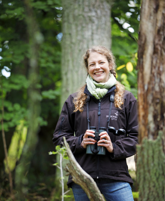 Luonnonsuojelutyöntekijä Emma Kosonen tarvitsee usein kiikareita, sillä muun muassa lintujen laskennat kuuluvat hänen työnkuvaansa.